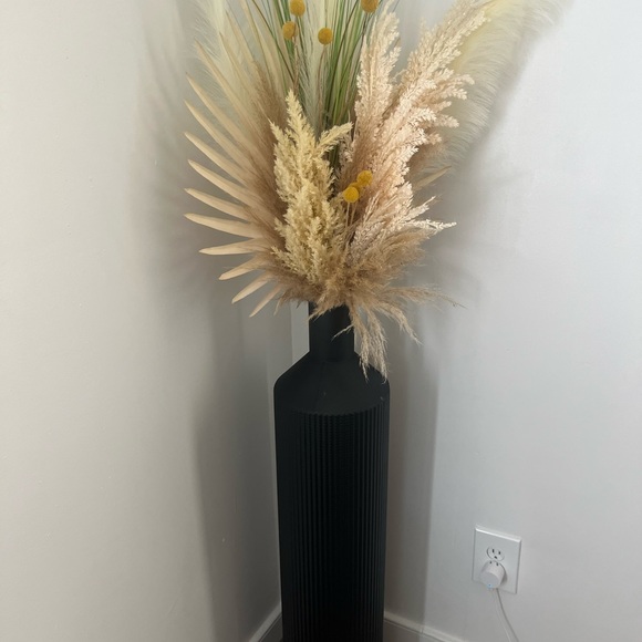 Elegant Black Floor Vase with Dried Pampas Arrangement - Picture 1 of 1